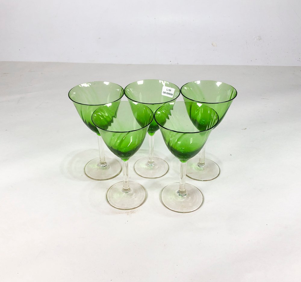 Cinco copas de vino en vidrio verde