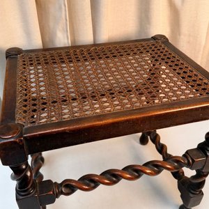 Taburete Antiguo de Madera Torneada con Asiento de Caña Fischel - imagen 2