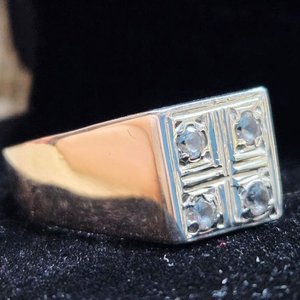 Anillo de Oro Bajo, Plata y Zafiros Blancos con Diseño Bruñido - imagen 3