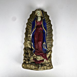 Figura Religiosa Virgen de Guadalupe Pintada, Base Dorada - imagen 1