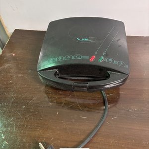 Sandwichera Eléctrica con Tazas y Platos Rojos - imagen 3
