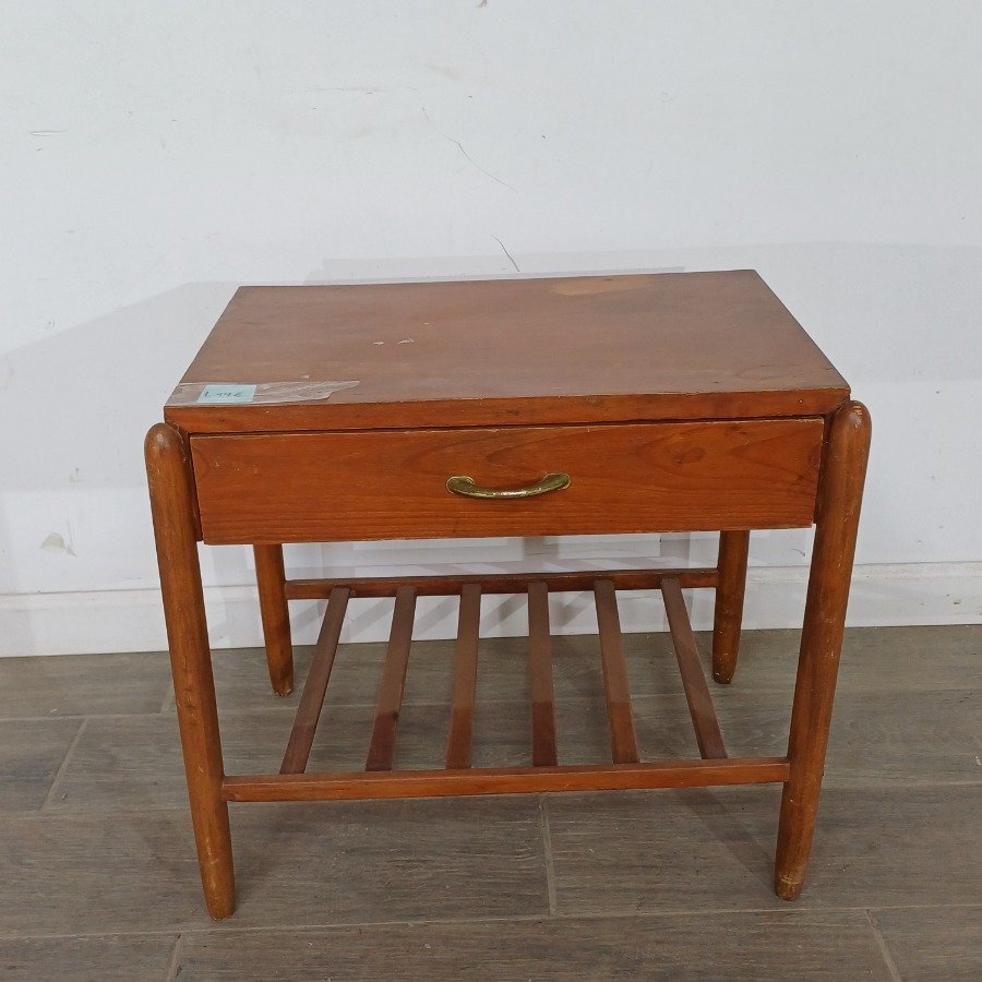 Lote anterior: Mesa de luz estilo danés con cajón y estante