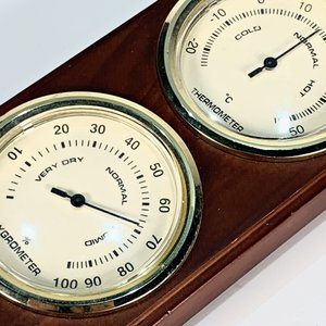 Barómetro Moderno con Higrómetro y Termómetro sobre Base de Madera - imagen 2