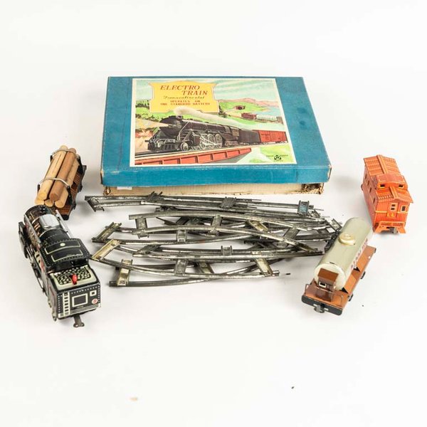Juego de tren Transcontinental de chapa litografiada marca Trade Mark made in Japan compuesto por: Locomotora, 3 vagones y tramos de vías en su caja original. - imagen 1