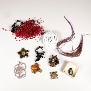 Lote de Collares, Prendedores y Colgantes de Fantasía - imagen 2