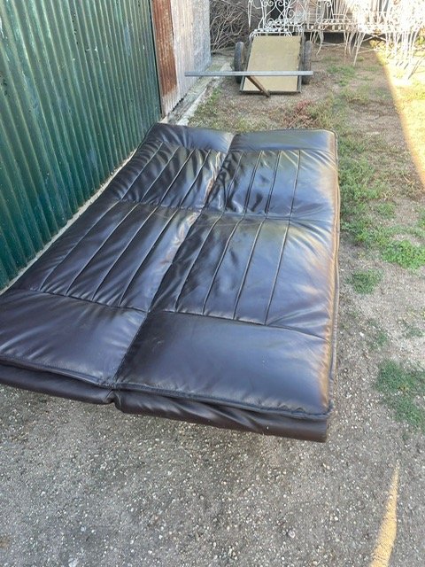 Sillon cama de cuero en buen estado - imagen 3