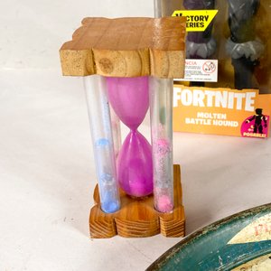 Lote de Colección: Bandeja Pepsi-Cola Antigua, Figura Fortnite, Bartender Mecánico y Reloj de Arena - imagen 3