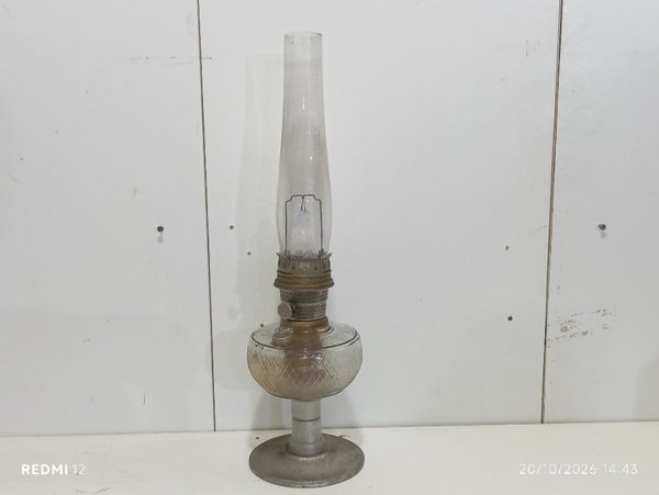 Antiguo Farol Lámpara a Kerosene Tipo Aladdin con Pie Metálico y Depósito de Vidrio - imagen 1