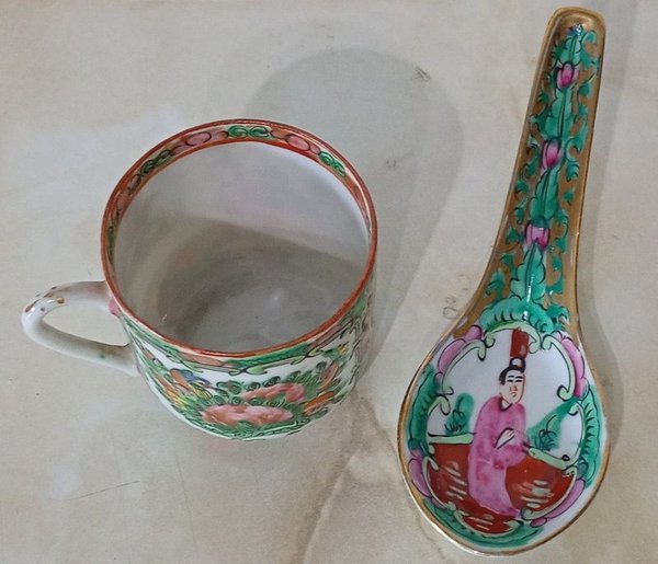 Piezas de porcelana decoradas: cuchara y pocillo de café - imagen 3