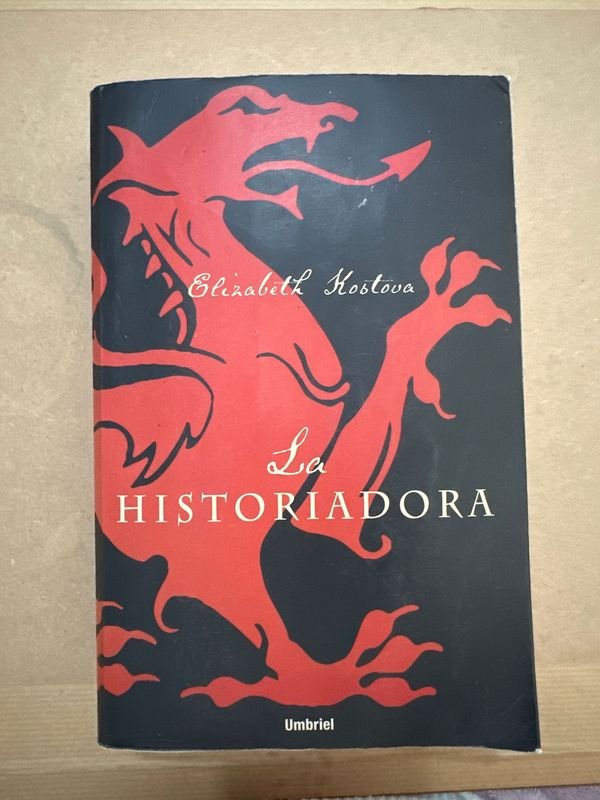 Libro "La Historiadora" de Elizabeth Kostova, tapa dura