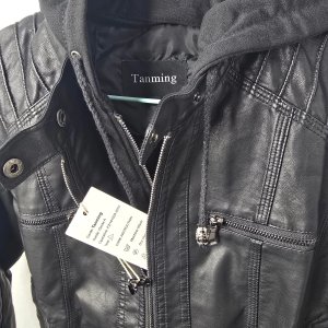 Campera de Eco-cuero Negra Tanming con Capucha Desmontable - imagen 3
