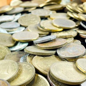 Lote de Monedas Variadas en Caja de Madera - imagen 4