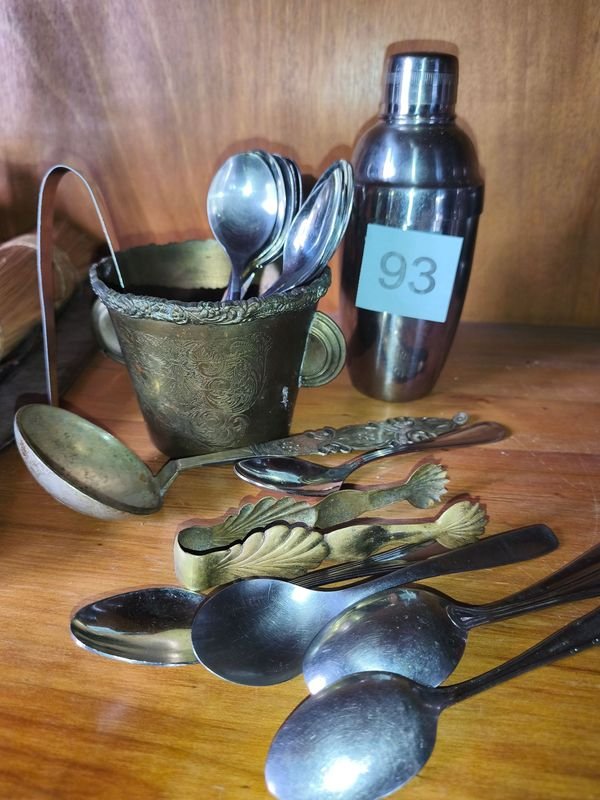 Coctelera Metálica y Cubiertos Antiguos de Plata
