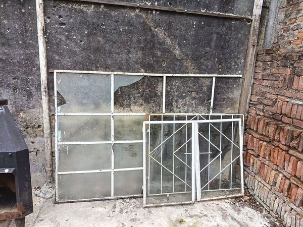 Ventanal de Dos Hojas con Vidrios Fijos y Rejas