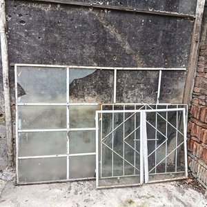 Lote siguiente: Ventanal de Dos Hojas con Vidrios Fijos y Rejas