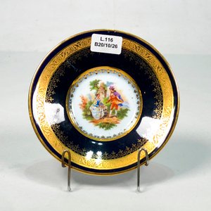 Plato Limoges de Porcelana Francesa, Pintado a Mano con Personajes de Época y Bordes Dorados - imagen 2