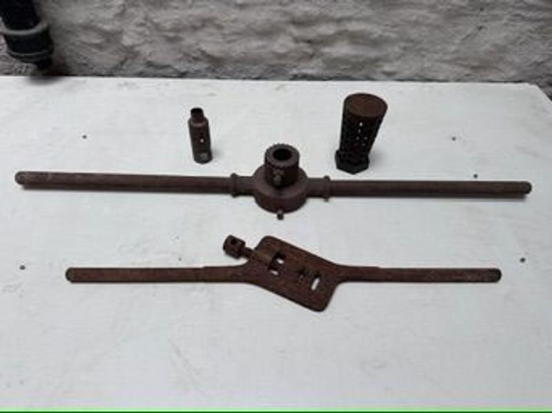 Lote siguiente: Colección de llaves antiguas y barra metálica