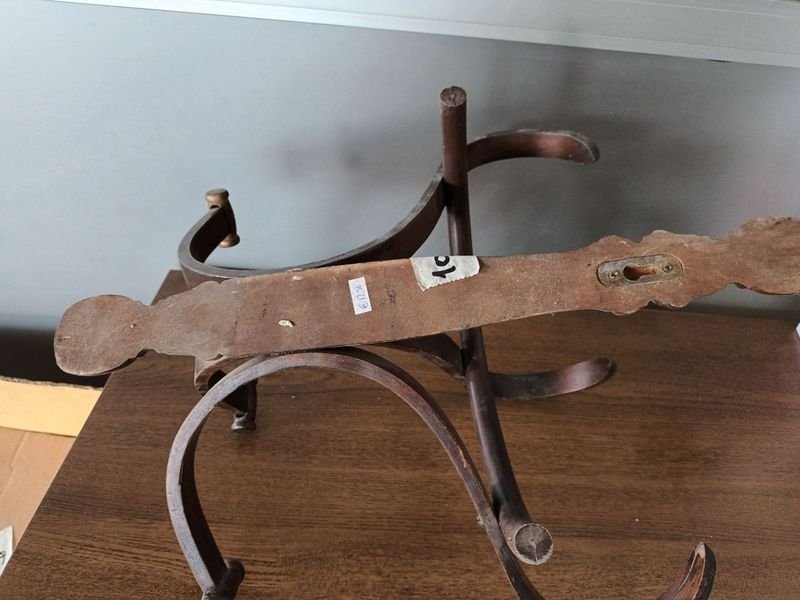 Perchero de madera antiguo con diseño ornamentado - imagen 2