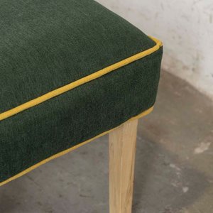 Banqueta Baja Tapizada en Tela Verde con Ribete Amarillo - imagen 3