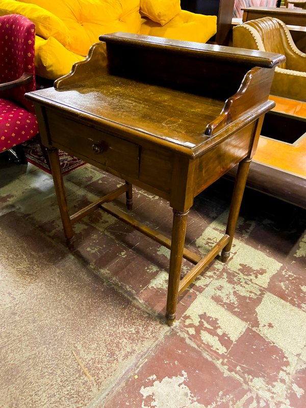 Escritorio antiguo de madera con cajón
