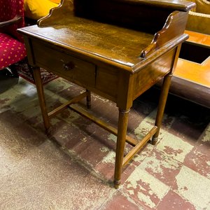 Lote anterior: Escritorio antiguo de madera con cajón