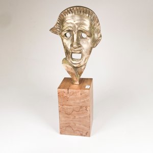 Máscara de Teatro Antigua en Bronce Plateado sobre Base de Madera - imagen 2