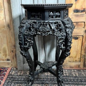 Lote anterior: Mesa Pedestal Octogonal de Madera Negra con Tapa de Mármol Rosa
