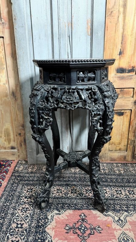 Mesa Pedestal Octogonal de Madera Negra con Tapa de Mármol Rosa
