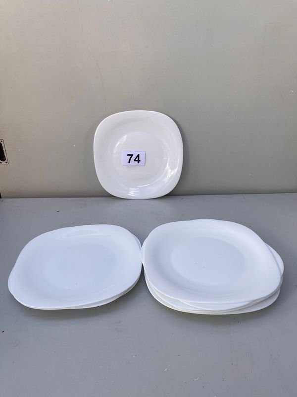 Lote anterior: Platos de porcelana blanca con etiqueta '74'