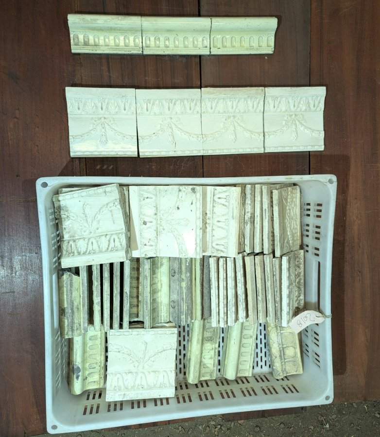 Lote siguiente: Colección de azulejos blancos