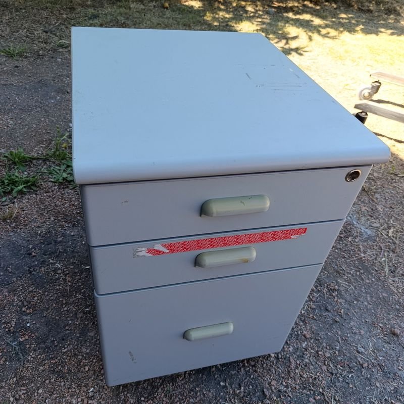 Mueble auxiliar para oficina con tres cajones y ruedas - imagen 2