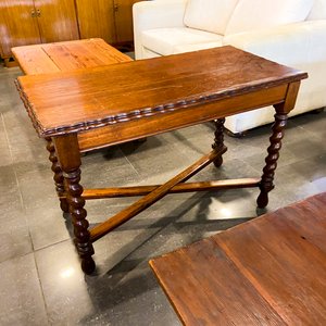 Lote siguiente: Mesa Auxiliar Antigua de Madera con Patas Torneadas