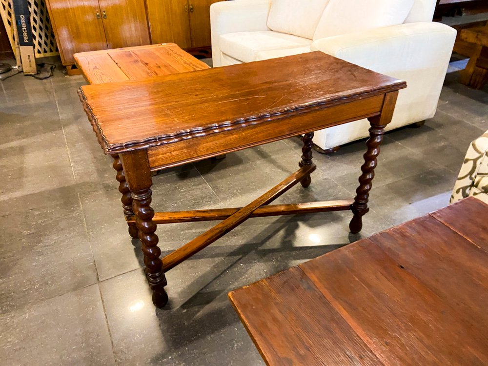Mesa Auxiliar Antigua de Madera con Patas Torneadas