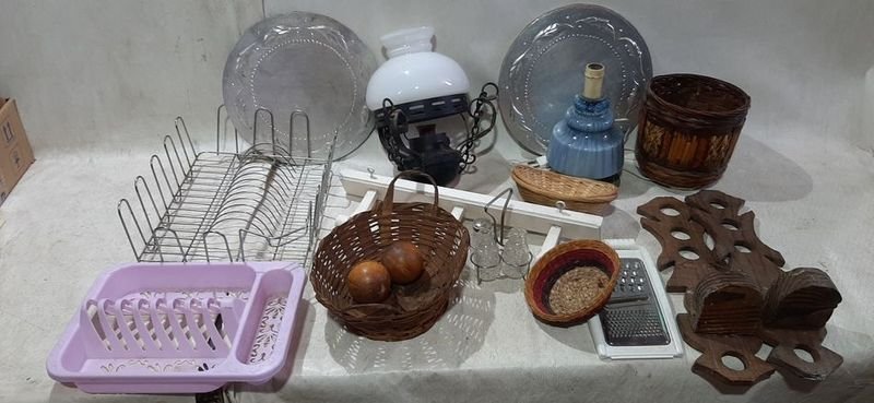 Caja con objetos decorativos y útiles - imagen 1