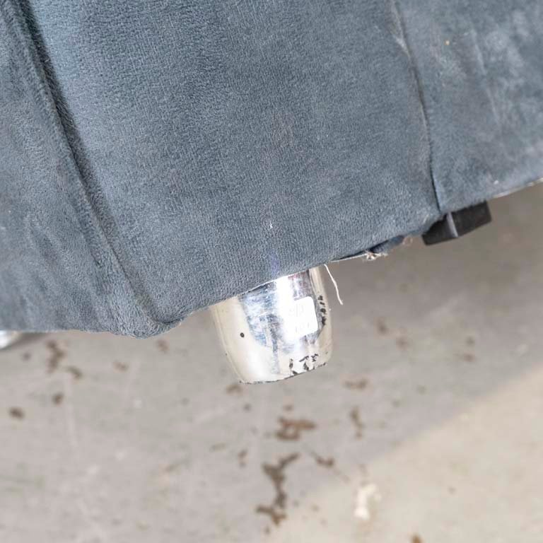 Sofá de dos cuerpos tapizado tela azul con patas de PVC - imagen 3