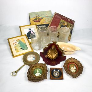 Lote siguiente: Lote Variado: Libros, Vasos, Cuadros Miniatura y Adornos Vintage