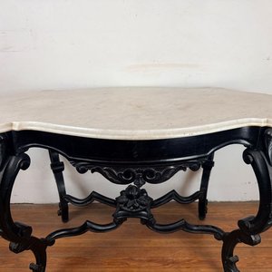 Lote siguiente: Mesa Victoriana Tallada con Tapa de Mármol Biselado