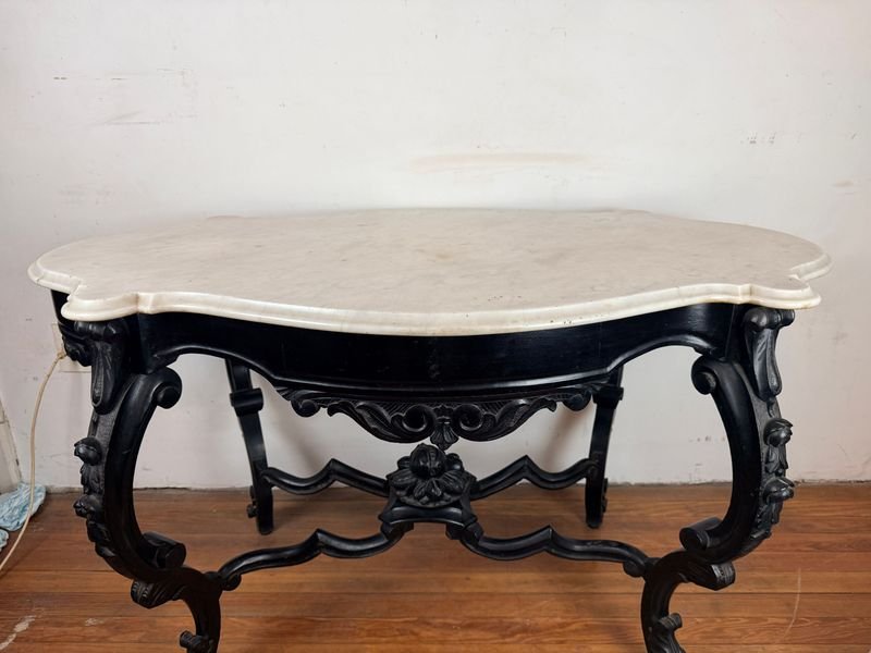 Mesa Victoriana Tallada con Tapa de Mármol Biselado