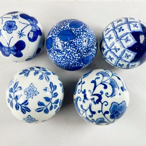 Cinco Esferas Decorativas de Cerámica Azul y Blanca con Diseño Floral - imagen 2