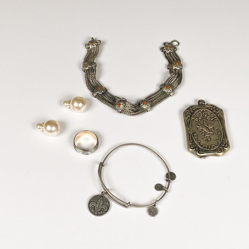 Lote de 6 Joyas: Pulseras, Anillo, Caravanas y Guardapelo