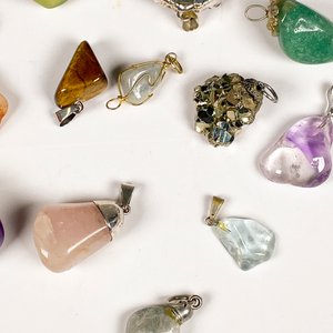 Lote de Catorce Colgantes de Piedras Naturales Variadas - imagen 4
