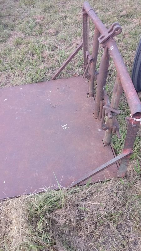 Lote siguiente: Chata para 3 puntos en mal estado