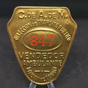 Antigua Insignia Vendedor Ambulante Intendencia Montevideo Bronce N° 847 - imagen 3