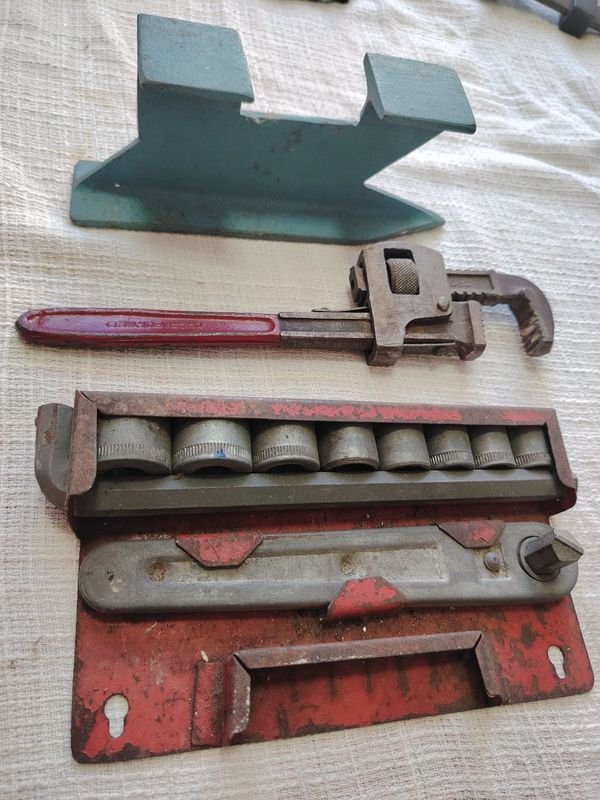 Llave de caño antigua y juego de dados - imagen 3