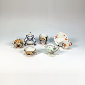 Lote anterior: Set de 7 Piezas de Loza y Porcelana: Lechera Verde, Tazas y Azucarero Isabelino