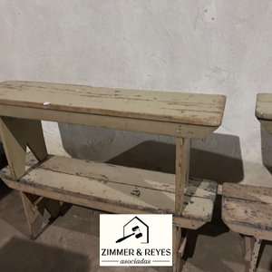 Cuatro bancos rústicos de madera con estante inferior - imagen 4