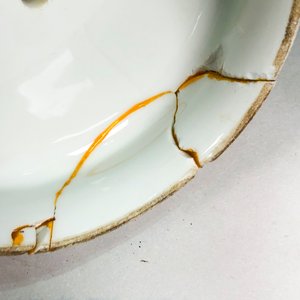 Frasco de Vidrio Blanco con Tapa y Monograma Decorativo - imagen 5