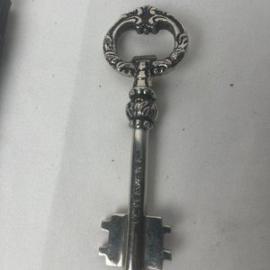 Destapador Niquelado con Diseño de Llave Antigua - imagen 5
