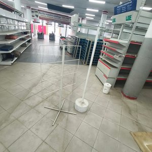 Exhibidor de Pie Metálico Blanco con Barras para Colgar - imagen 2