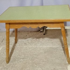 Lote siguiente: Mesa Baja de Madera con Tapa Cerámica Verde y Patas Torneadas